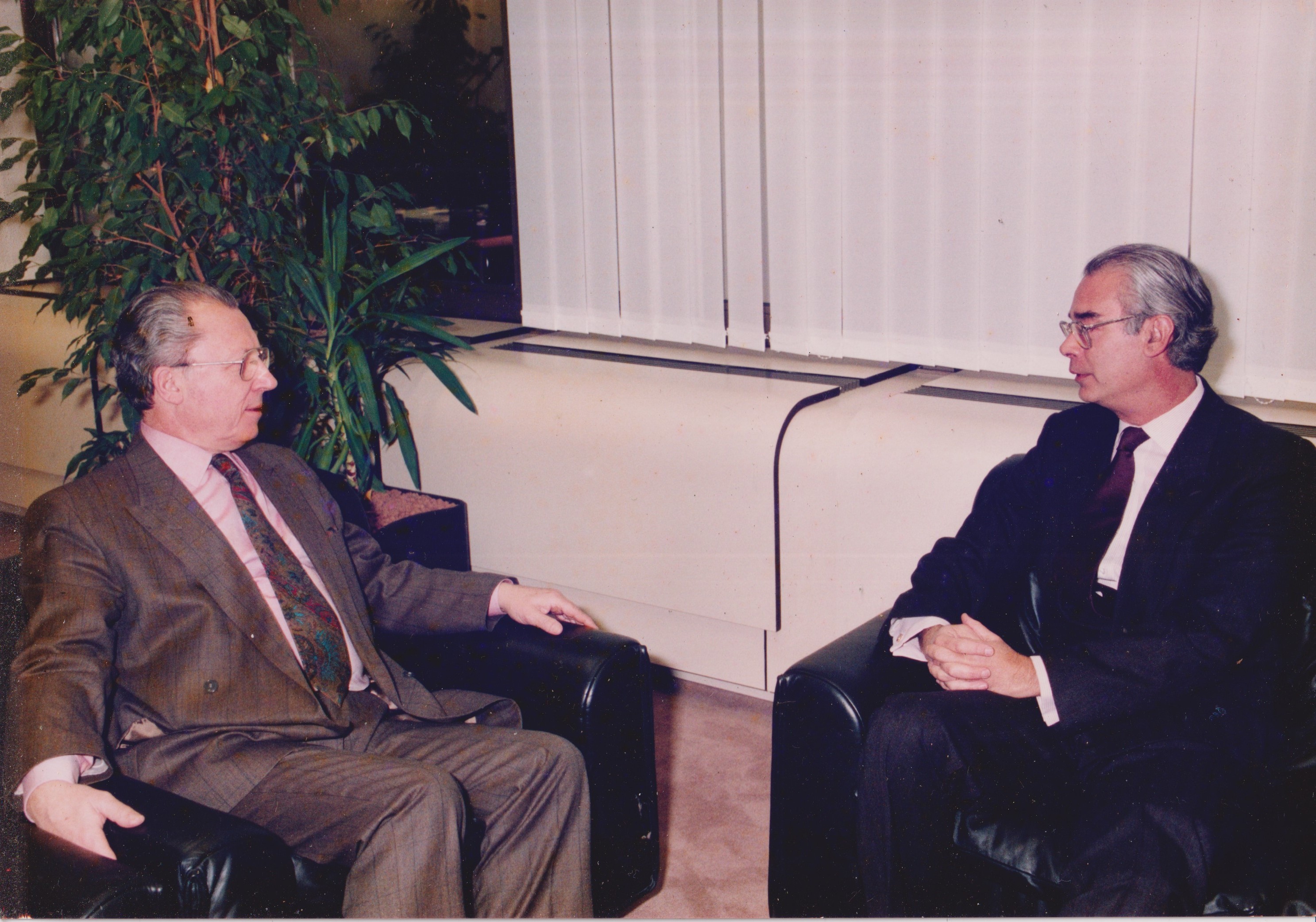 Foto de Jorio Dauster em meio a uma conversa durante o período em que serviu como embaixador representando o Brasil junto à União Europeia.